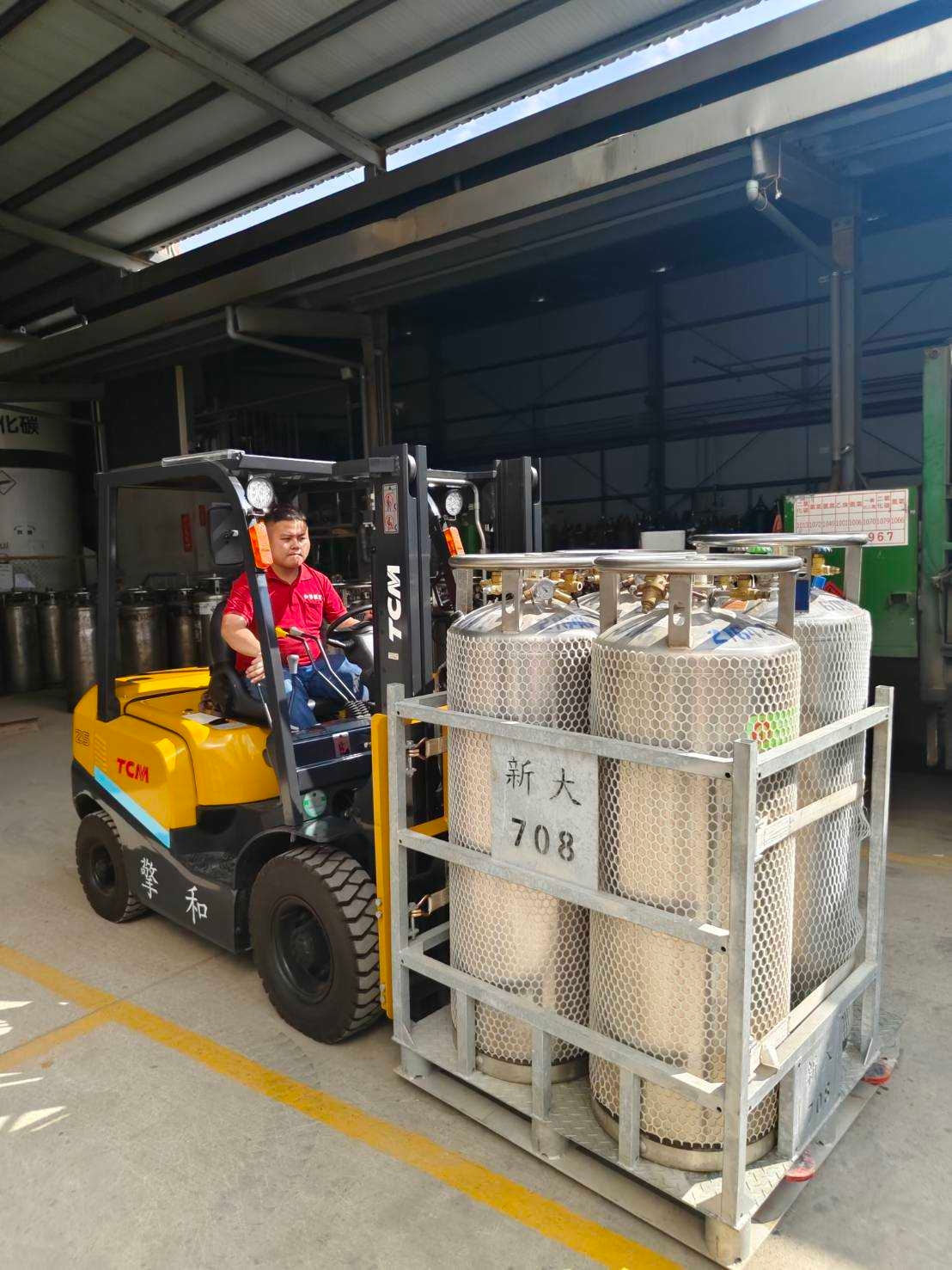 新竹堆高機搬運 工業氣體鋼瓶卸貨 堆高機搬運  要做就要做最好，就要做第一！